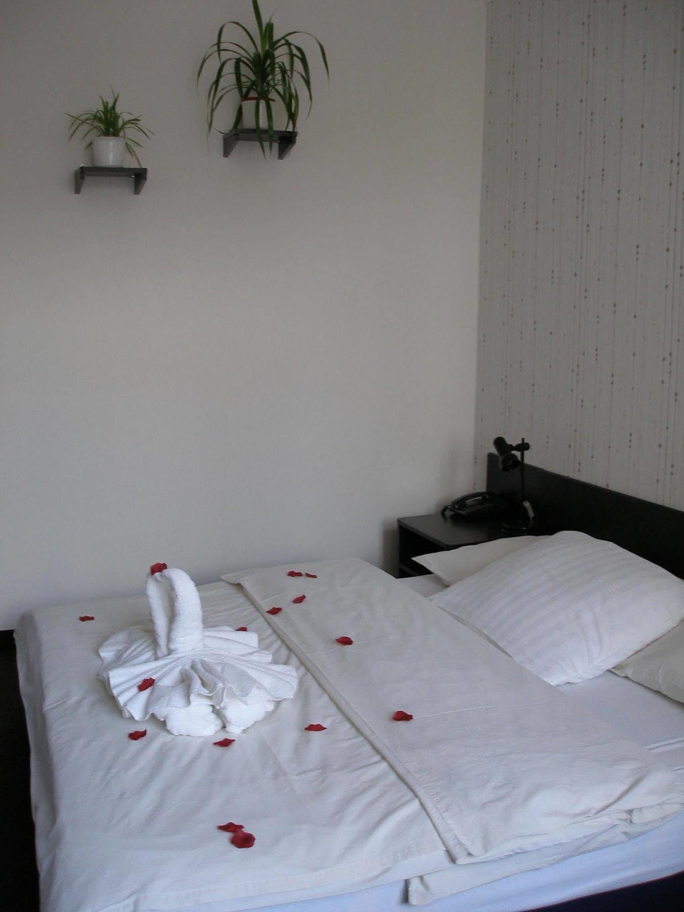 Hotel Pyramida Брно Екстер'єр фото