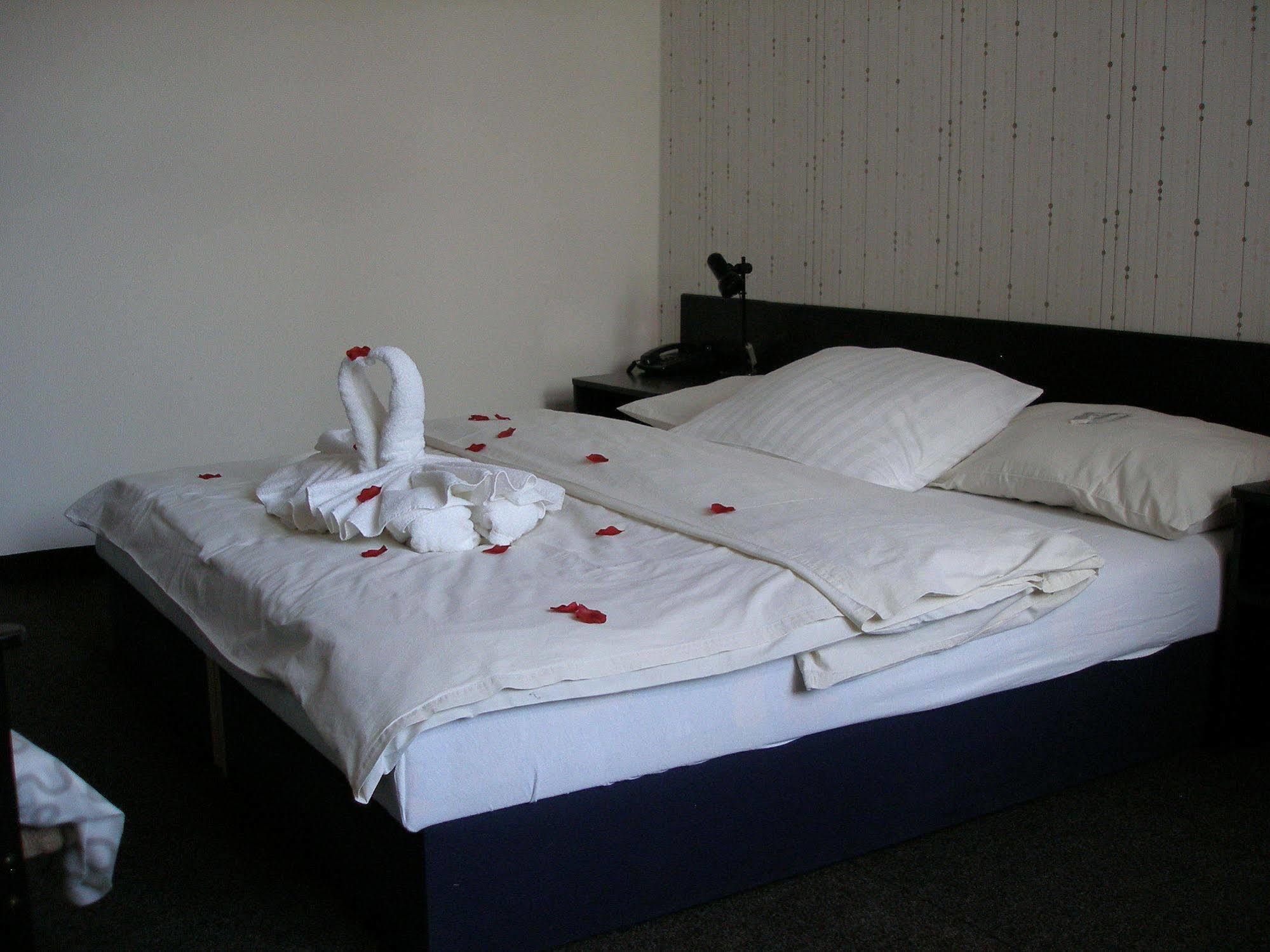 Hotel Pyramida Брно Екстер'єр фото